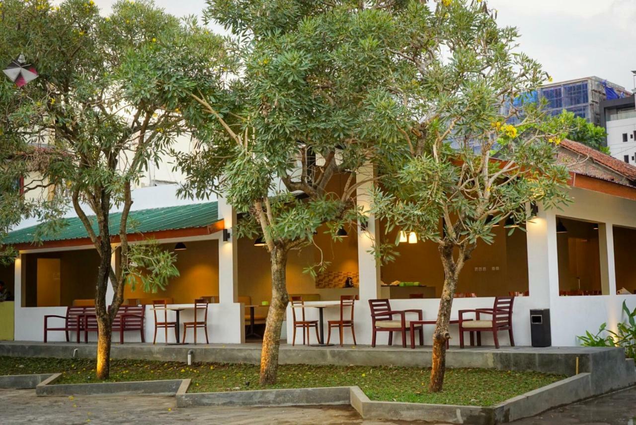 The Capsule Malioboro Hostel Джокякарта Екстериор снимка